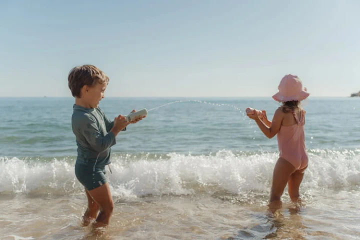 Dzieci bawią się piankowymi pistoletami na wodę Dreamy Mermaid nad wodą