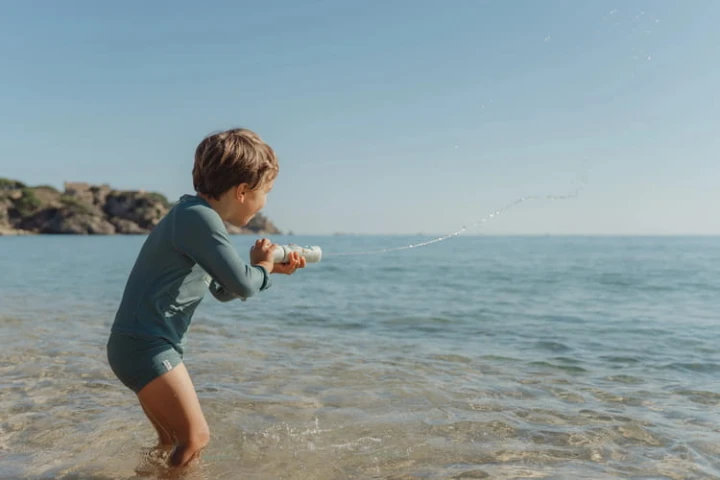 Piankowy pistolet na wodę Ocean World podczas zabawy nad wodą