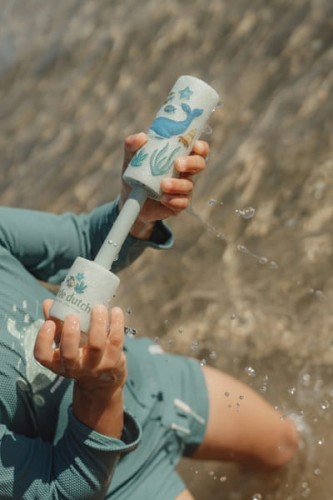 Piankowy pistolet na wodę Ocean World w dłoni dziecka