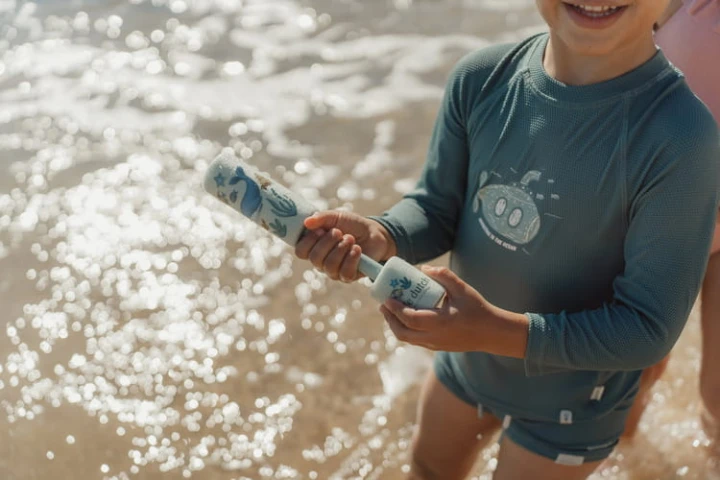 Piankowy pistolet na wodę Ocean World podczas zabawy na plaży