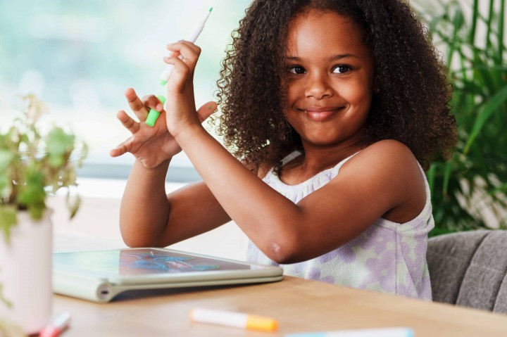 podswietlany-tablet-do-nauki-pisania-i-rysowania-kidydraw-pro-zielony-uzycie-11