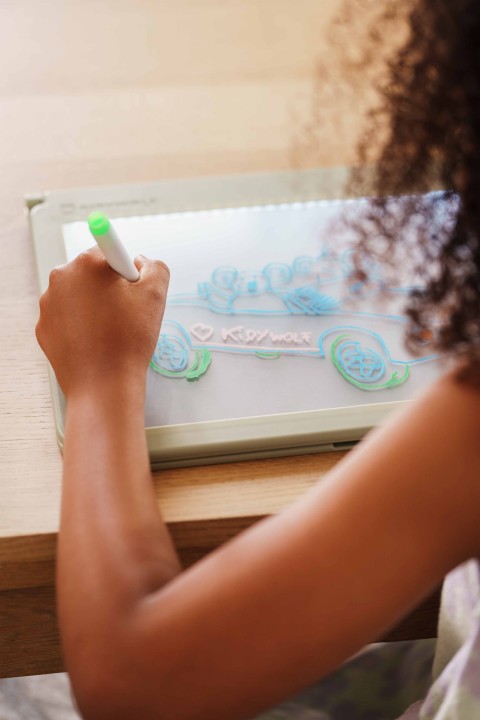 podswietlany-tablet-do-nauki-pisania-i-rysowania-kidydraw-pro-zielony-uzycie-9