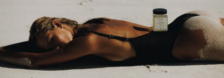 naturalny-olej-monoi-vitamine-e-aranzacja-z-detalem