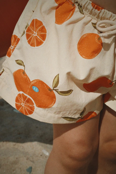 szorty-kapielowe-w-pomarancze-na-modelu