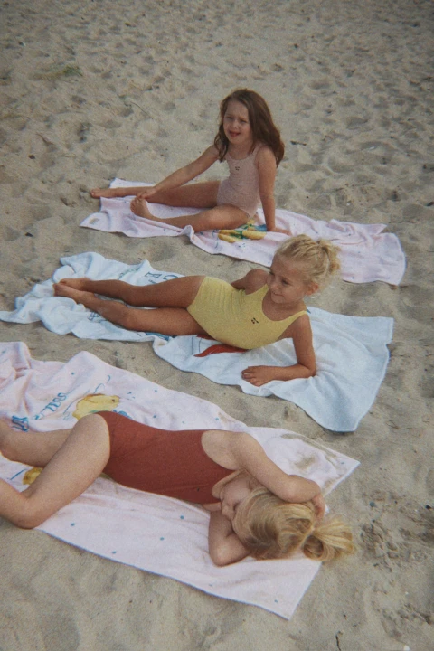 2-pak-kostiumow-kapielowych-marva-na-plazy