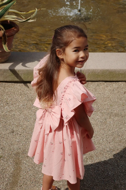 sukienka-evia-w-wisnie-na-modelce-zblizenie