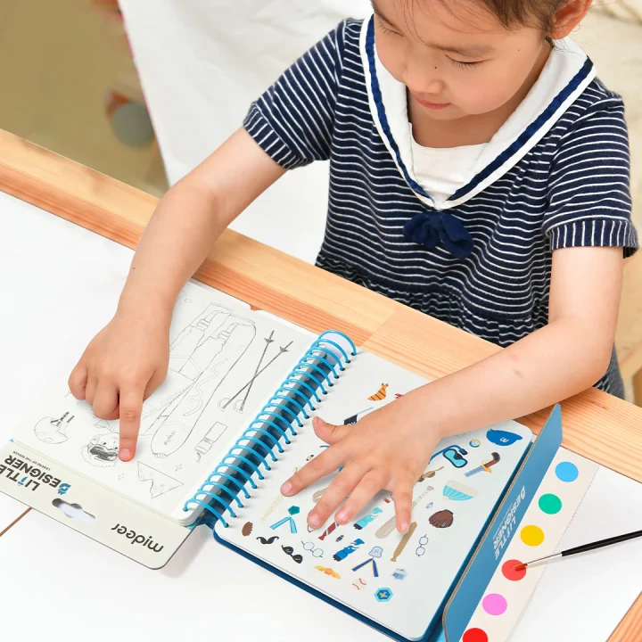 dziecko podczas zabawy zeszytem kreatywnym mideer