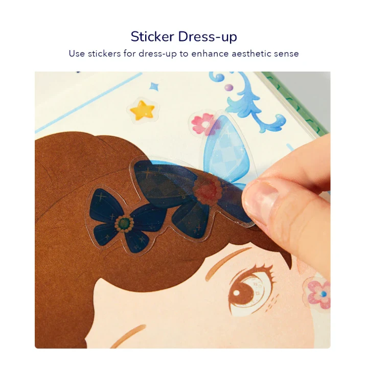 dziecko podczas zabawy zeszytem kreatywnym księżniczka