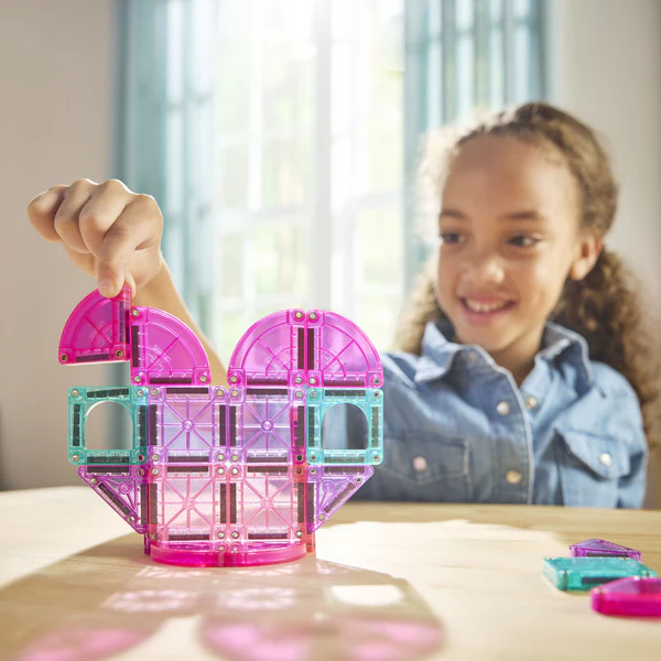 dziecko bawi się klockami magnetycznymi micromags heart to heart