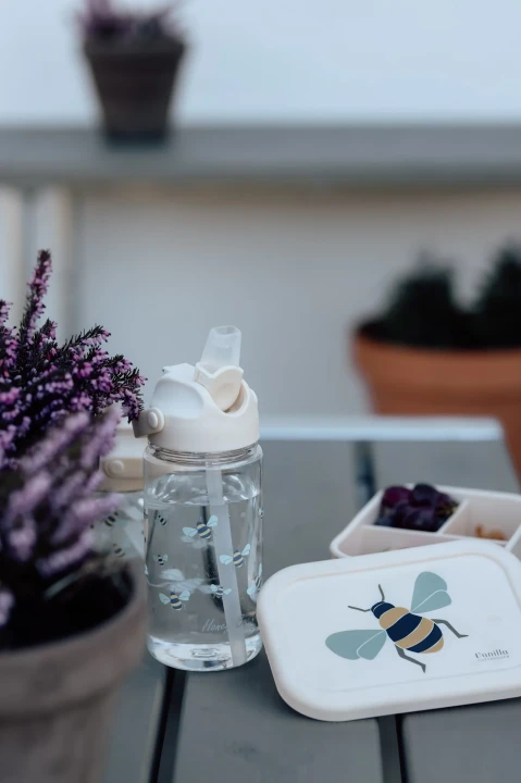 Butelka tritanowa z ustnikiem pszczółka 500 ml na stoliku