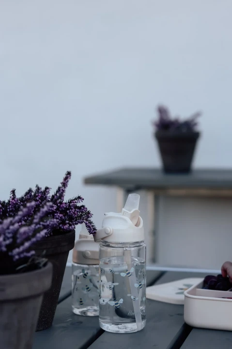 Butelka tritanowa z ustnikiem pszczółka 500 ml na stole przy pudelku