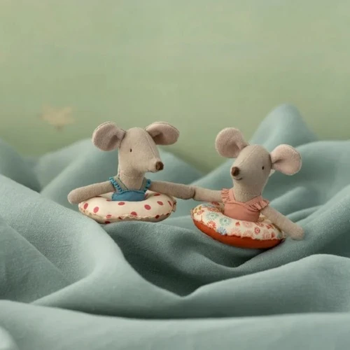 Maileg Beach Mouse with Float – Little Sister w plażowej scence z myszkami