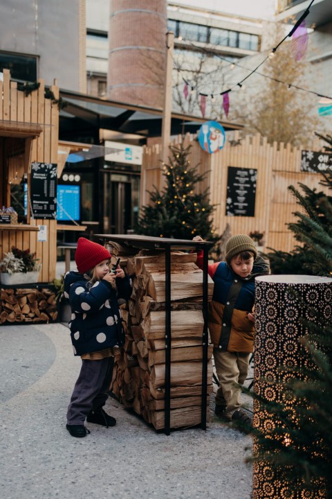 Kidywolf KIDYTALK walkie talkie turkusowo bezowe zdjecie lifestyle w domu