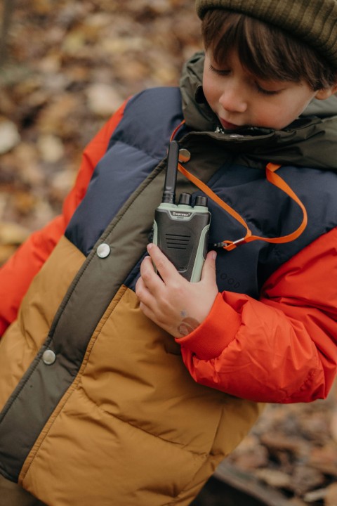 walkie-talkie-dalekiego-zasiegu-kidytalk-niebiesko-czerwone-uzycie-5