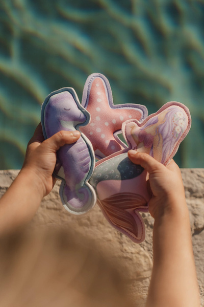 dziecko-z-zabawkami-do-nurkowania-dreamy-mermaid-2