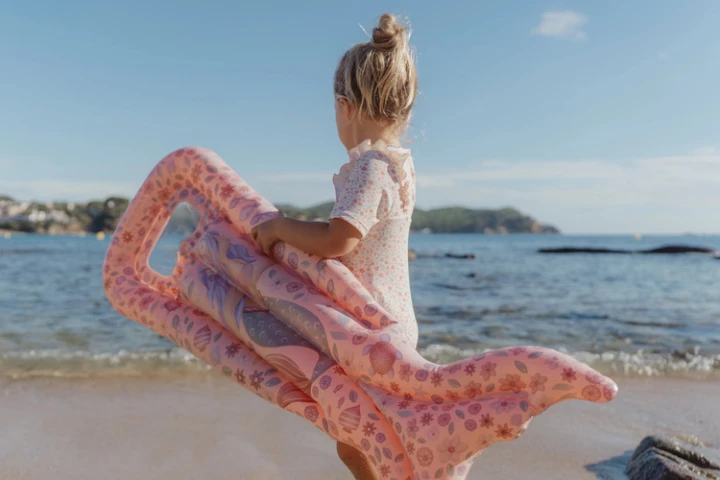 dziecko-z-materacem-dreamy-mermaid-przy-wodzie