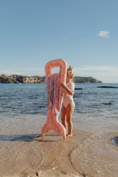 dziecko-z-materacem-dreamy-mermaid-na-plazy-1