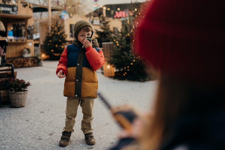 walkie-talkie-dalekiego-zasiegu-kidytalk-zielono-pomaranczowe-uzycie-5