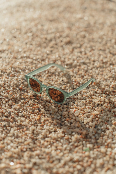 okulary-ocean-green-na-piasku-2