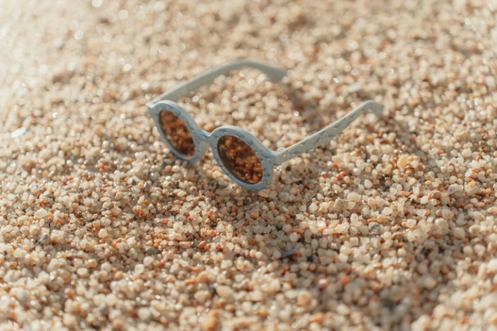 okulary-ocean-splash-na-piasku-1