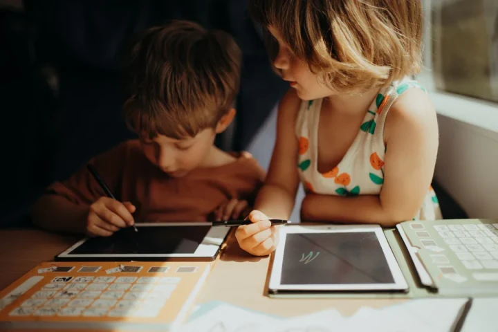 Dziecko korzysta z tabletu KIDYDRAW-MINI z rysikiem