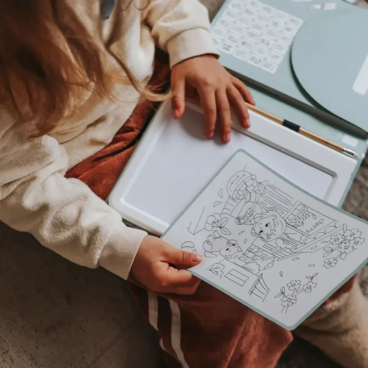 kidywolf-kidydraw-pad-food-around-the-world-dziecko-trzyma-zestaw