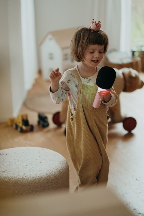 mikrofon-karaoke-z-efektami-led-i-zmiana-glosu-kidymic-rozowy-uzycie-2