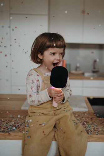 mikrofon-karaoke-z-efektami-led-i-zmiana-glosu-kidymic-rozowy-uzycie-1