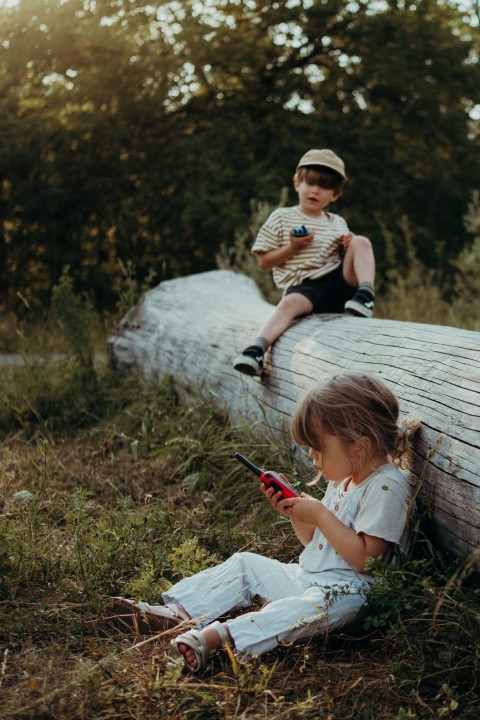 Kidywolf KIDYTALK walkie talkie turkusowo bezowe dziecko uzywa w plenerze