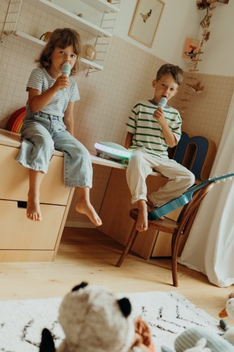 Kidywolf KIDYKARAOKE przenosny glosnik karaoke dziecko spiewa do mikrofonu