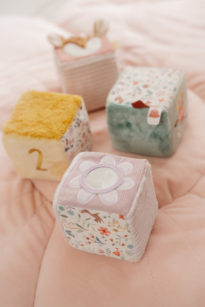 miekkie-kostki-aktywizujace-fairy-garden-little-dutch-zblizenie