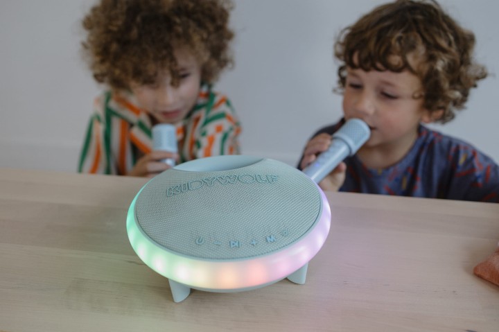 Kidywolf KIDYKARAOKE przenosny glosnik karaoke dzieci bawiace sie razem