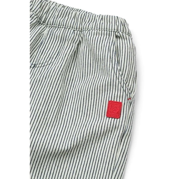 Liewood Borris Stripe – detal lekkiego denimu w granatowo-kremowe paski