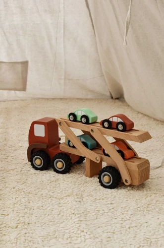 drewniany-transporter-samochodow-w-pokoju-dziecka