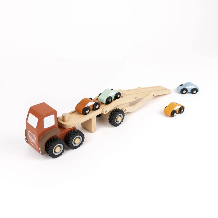 drewniany-transporter-i-kolorowe-autka-dla-dzieci