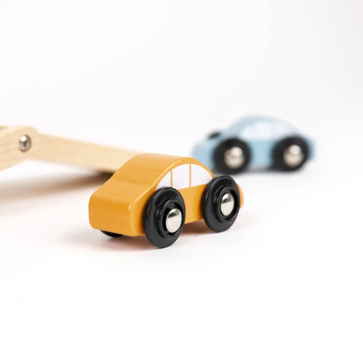 zolte-autko-z-drewnianego-transportera-egmont-toys