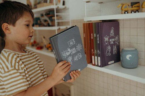 Dziecko poznaje tablet LCD KIDYDRAW MINI Ocean i Piraci podczas kreatywnej zabawy w domu
