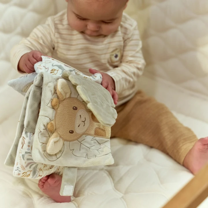 Miękka książeczka sensoryczna Little Dutch Safari Friends GRS w użyciu