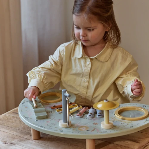 Little Dutch Safari Friends FSC stolik muzyczny w użyciu przez dziecko