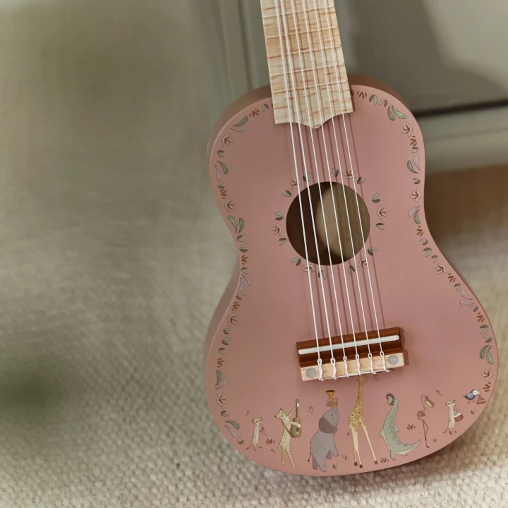 Little Dutch Safari Friends FSC różowa gitara z motywem safari dla dzieci