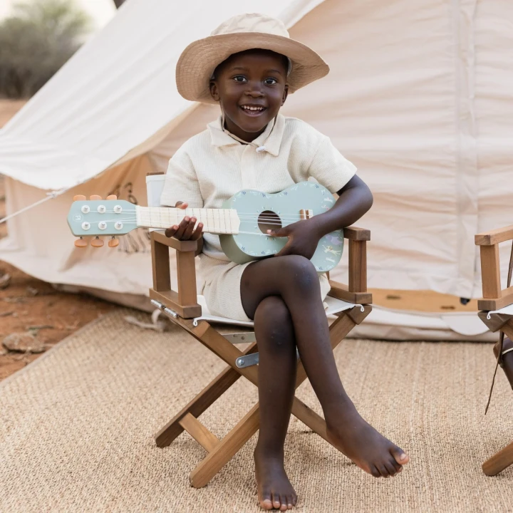 Little Dutch Safari Friends FSC gitara dziecięca w użyciu przez dziecko