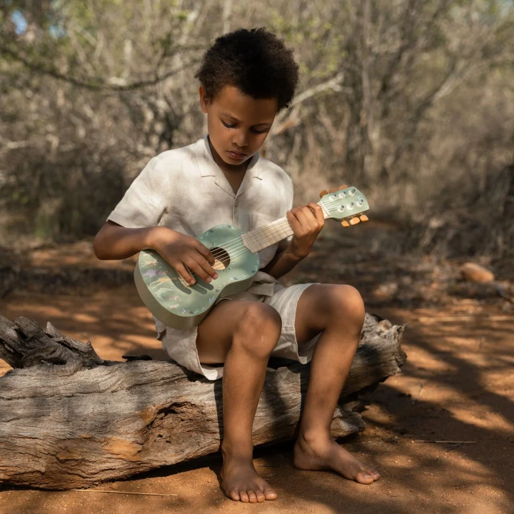 Little Dutch Safari Friends FSC drewniana gitara dla małego muzyka