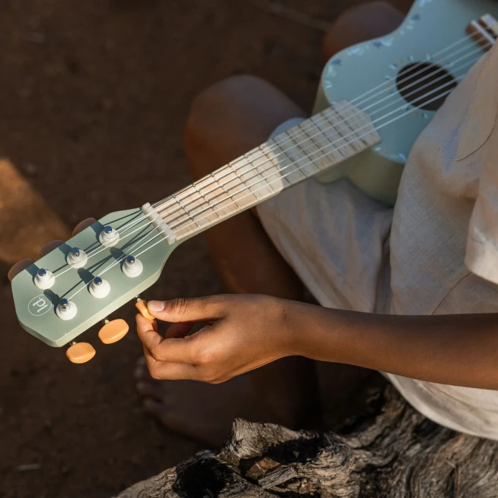 Little Dutch Safari Friends FSC gitara drewniana z sześcioma strunami