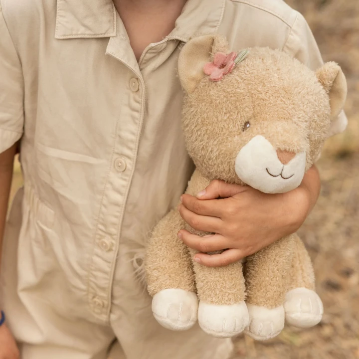 little-dutch-przytulanka-lwica-safari-friends-grs-25-cm-detal.webp