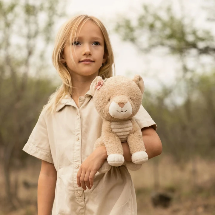little-dutch-lwica-safari-friends-grs-25-cm-stylizacja.webp
