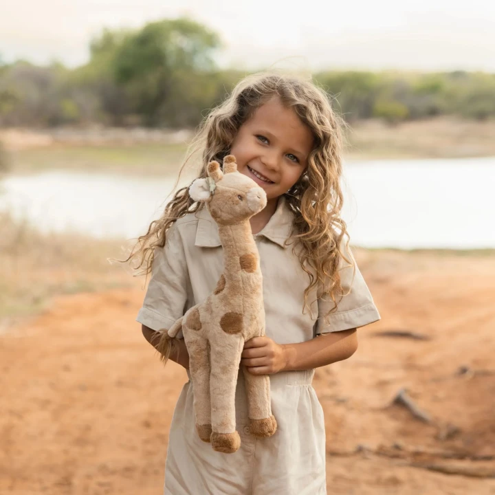 little-dutch-przytulanka-zyrafa-safari-friends-grs-spacer.webp