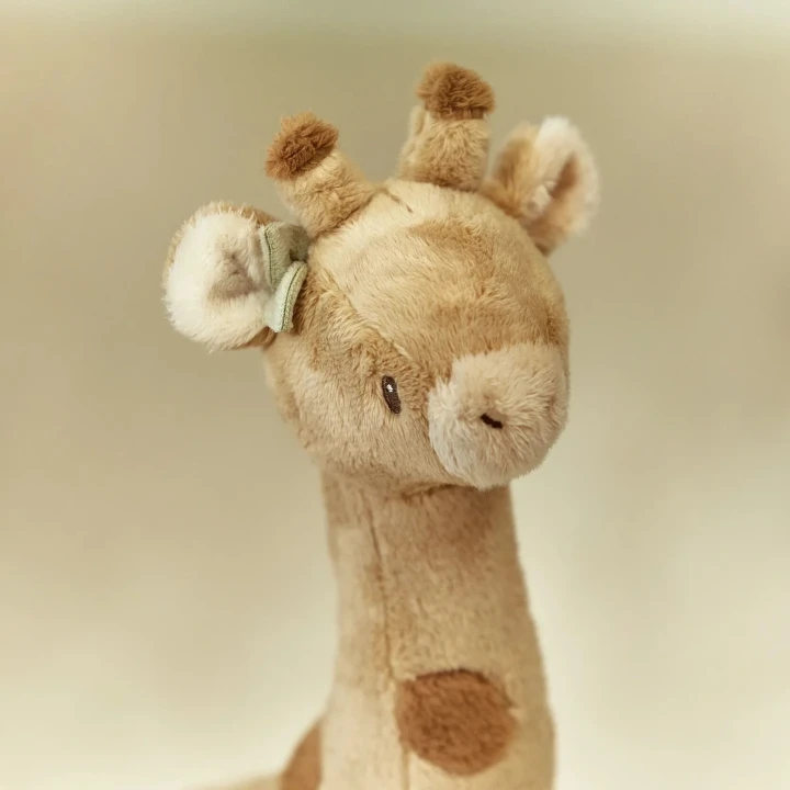 little-dutch-przytulanka-zyrafa-safari-friends-grs-detal.webp