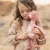 little-dutch-przytulanka-flaming-safari-friends-grs-dziecko.webp