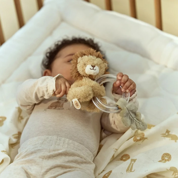 Little Dutch Ring Rattle Yellow Safari Friends – niemowlę z grzechotką