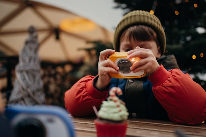 Kidywolf KIDYCAM aparat wodoodporny pomarańczowy dziecko uzywa aparatu